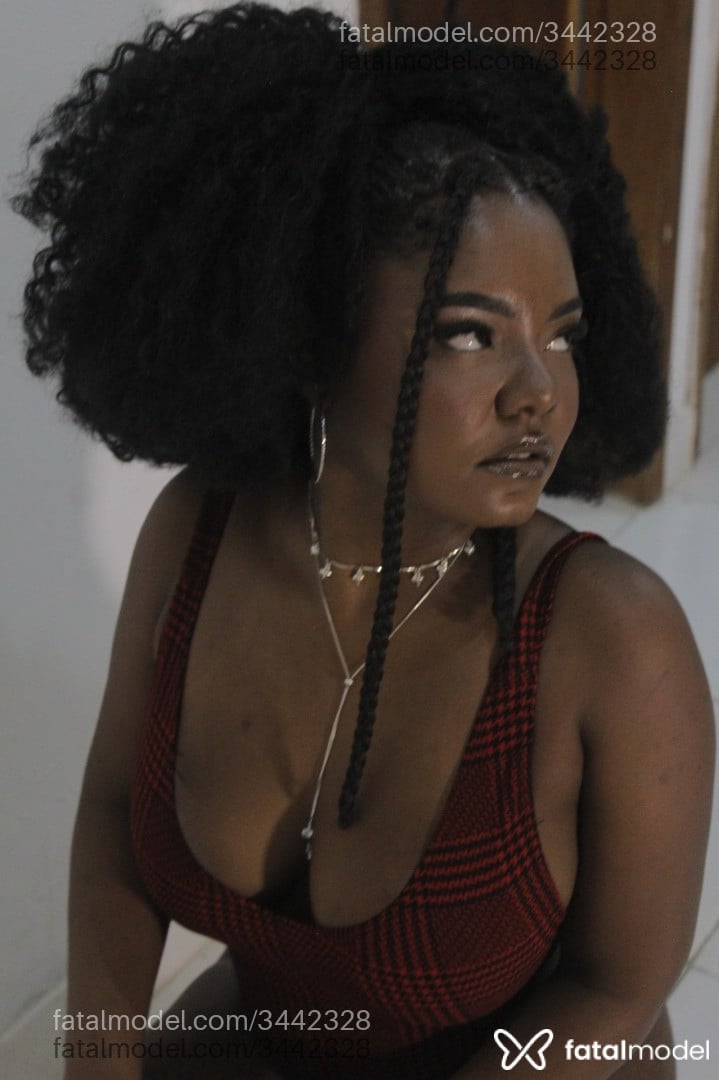 Acompanhante mulher morena (o) de olhos pretos - Ymoan