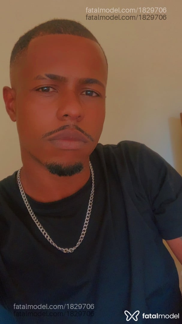Acompanhante homem sem cabelo de olhos castanhos - Maike