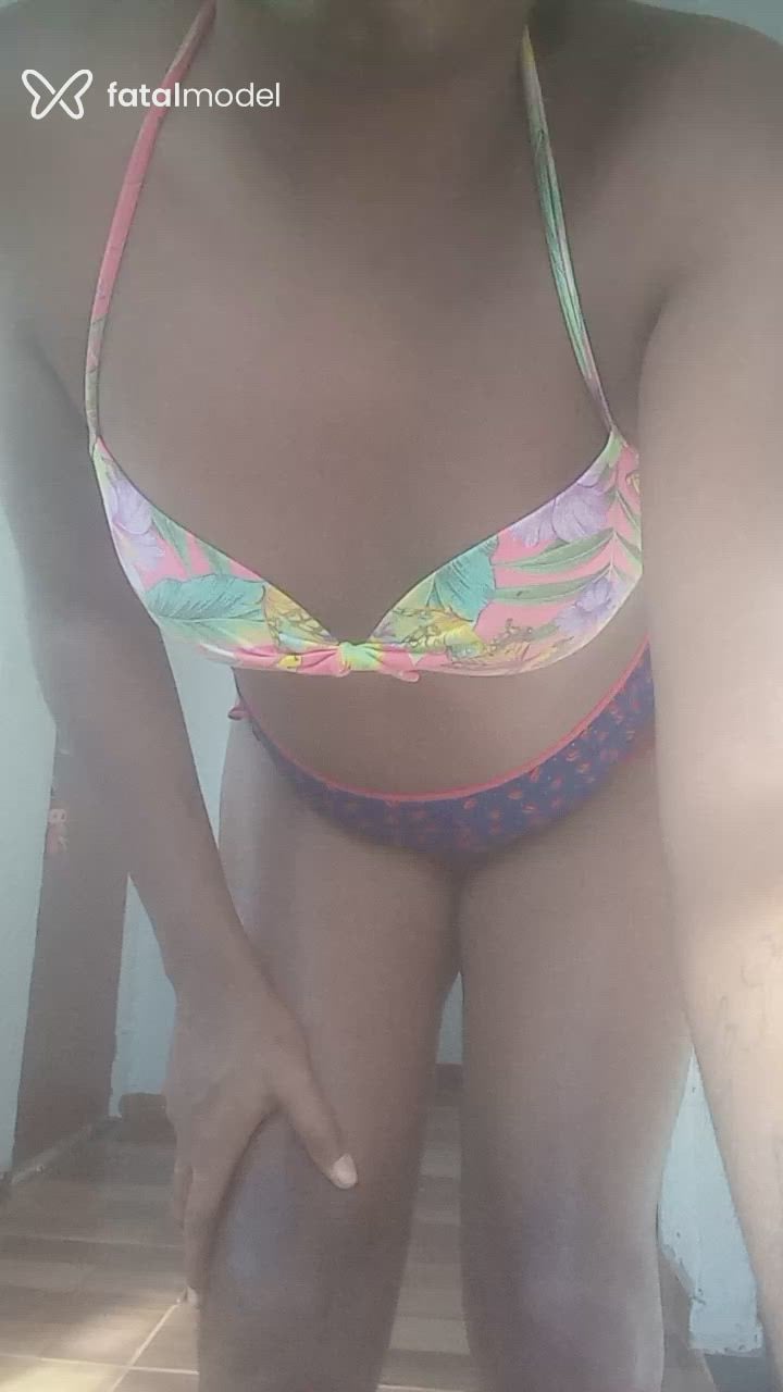Acompanhante mulher trans morena (o) de olhos pretos - Teteh Souza