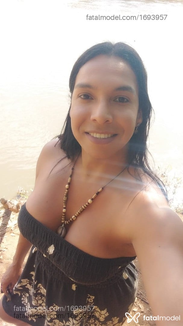 Acompanhante mulher trans com cabelo castanho de olhos castanhos - Valéria