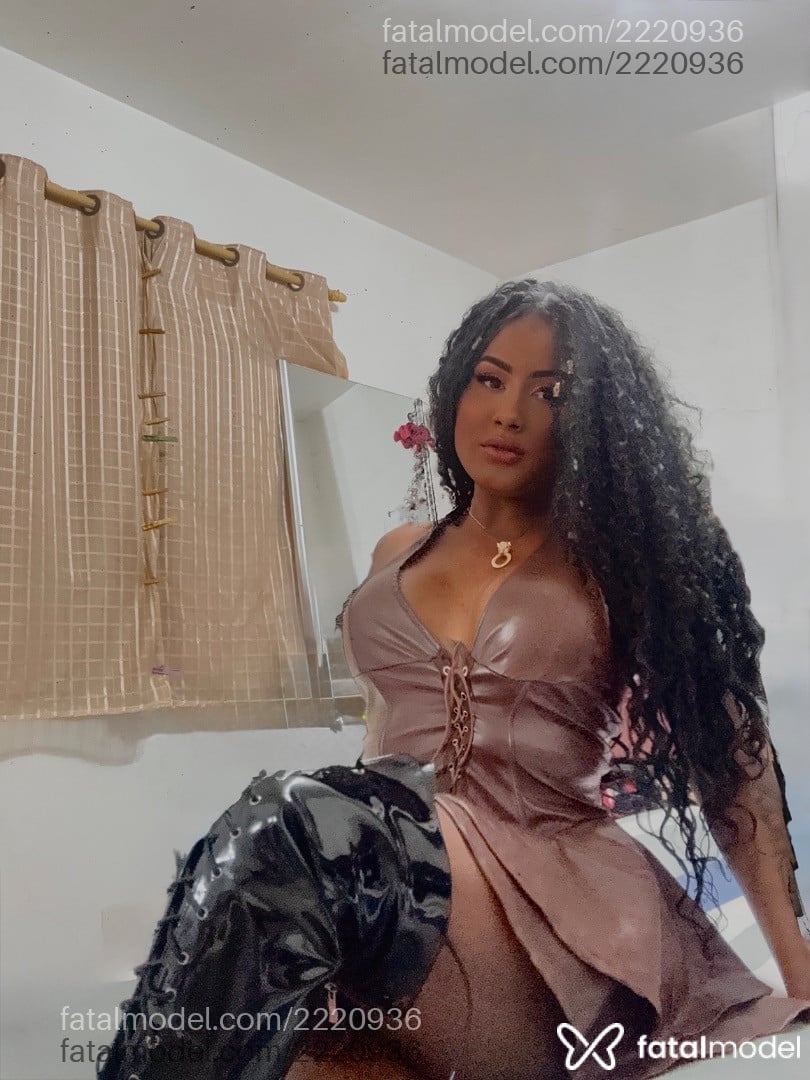 Acompanhante mulher trans com cabelo castanho de olhos castanhos - Preta Rara Acompanhante mulher trans com cabelo castanho de olhos castanhos - Preta Rara