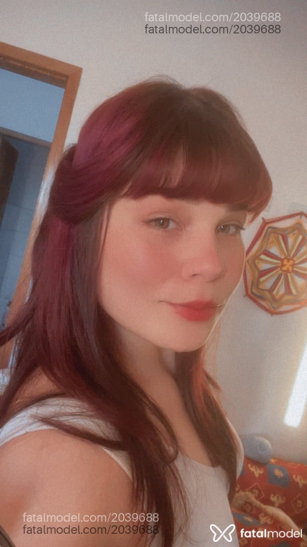 Acompanhante mulher com cabelo colorido de olhos castanhos - Remaviii