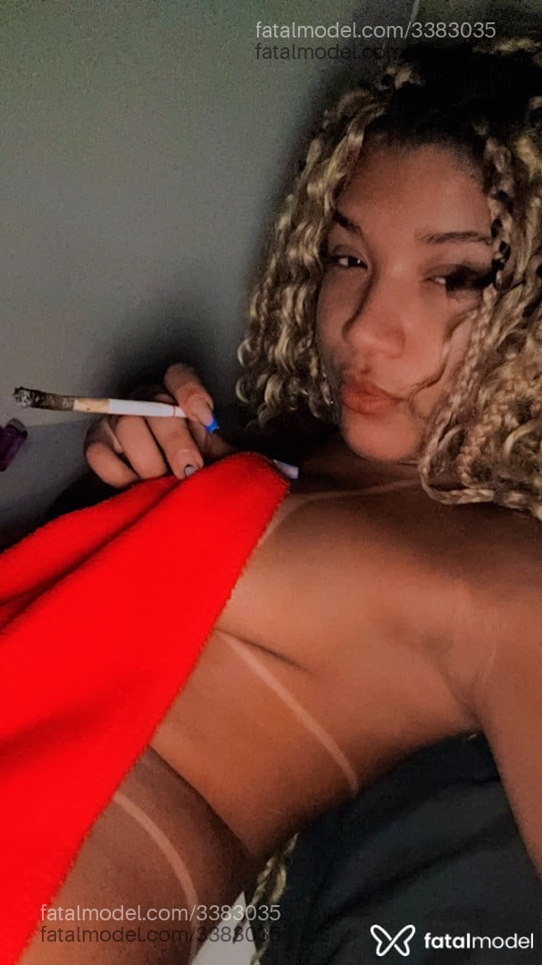 Acompanhante mulher loira (o) de olhos castanhos - Ester