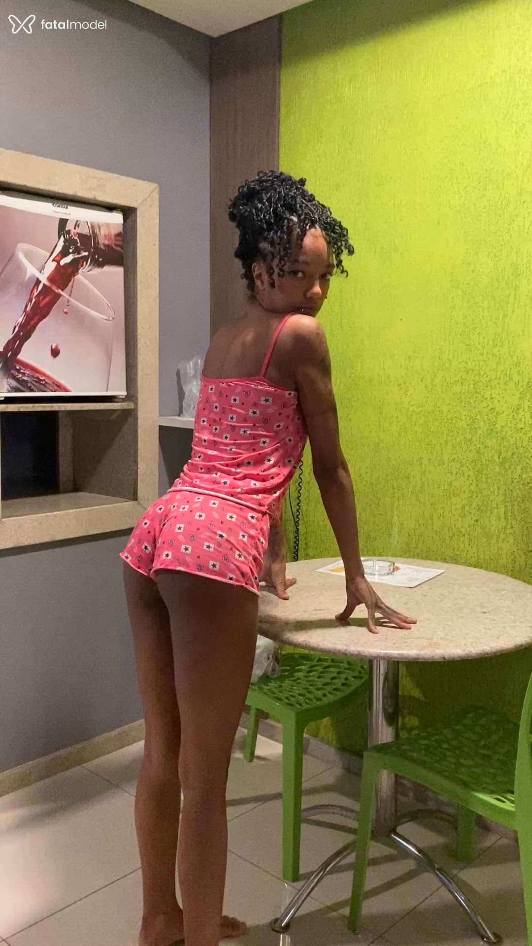 Acompanhante mulher morena (o) de olhos mel - Cacau