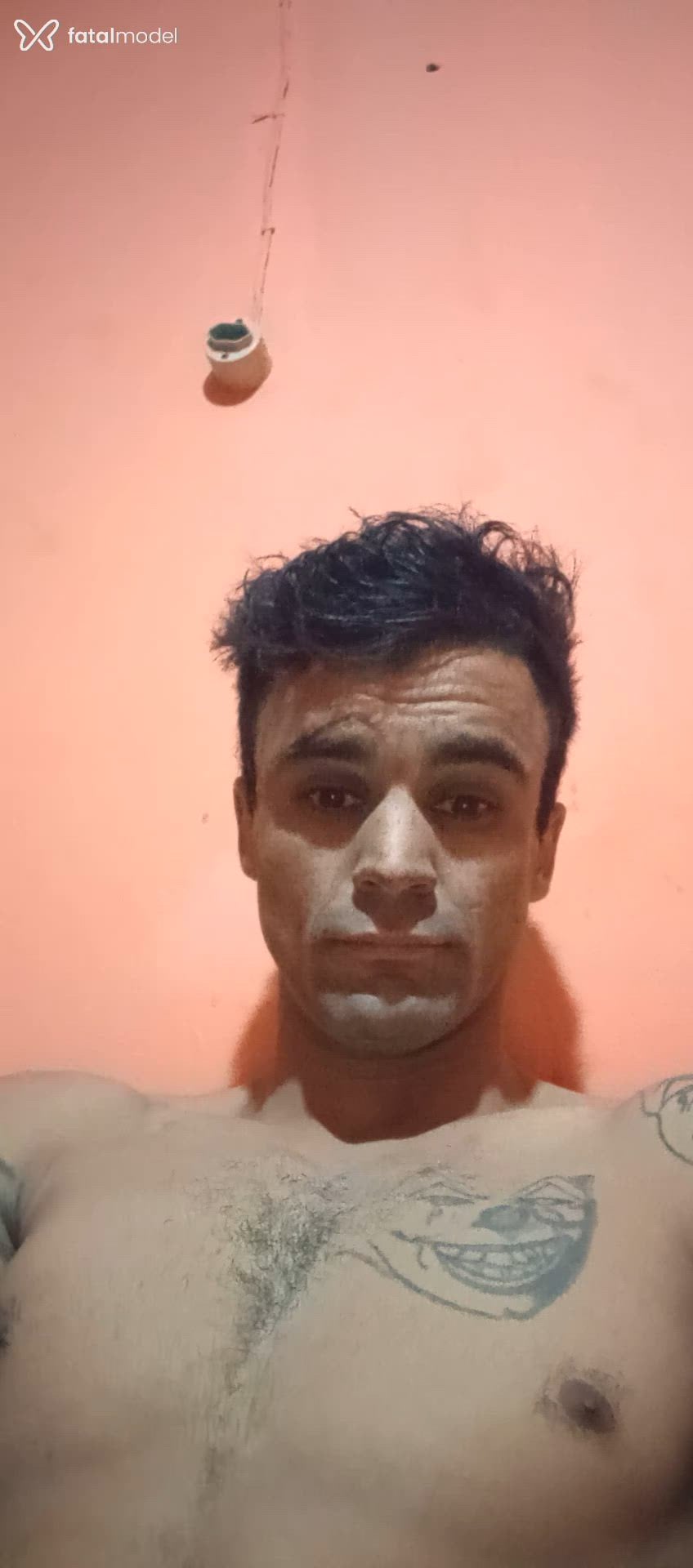 Acompanhante homem com cabelo castanho de olhos castanhos - Gui Acompanhante homem com cabelo castanho de olhos castanhos - Gui