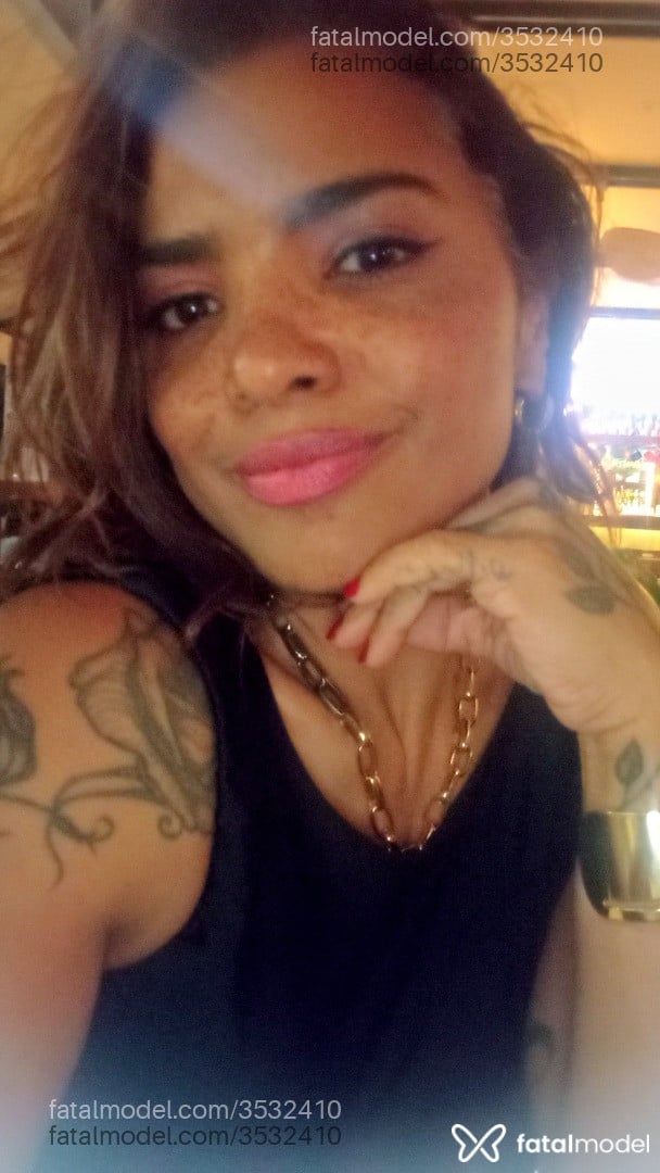Acompanhante mulher com cabelo colorido de olhos pretos - Josiane