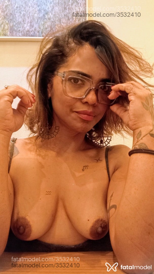 Acompanhante mulher com cabelo colorido de olhos pretos - Josiane