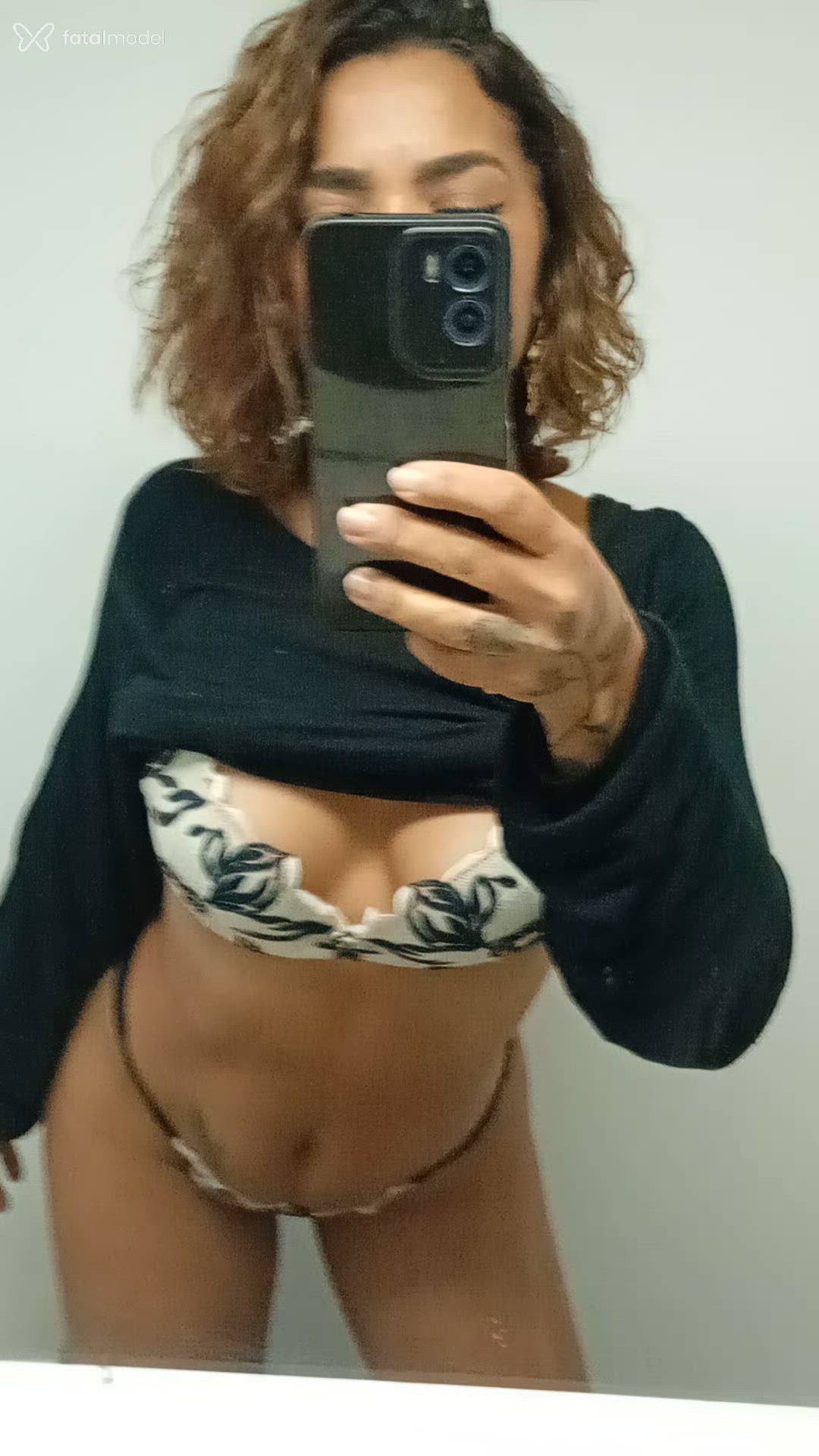 Acompanhante mulher com cabelo colorido de olhos pretos - Josiane Acompanhante mulher com cabelo colorido de olhos pretos - Josiane