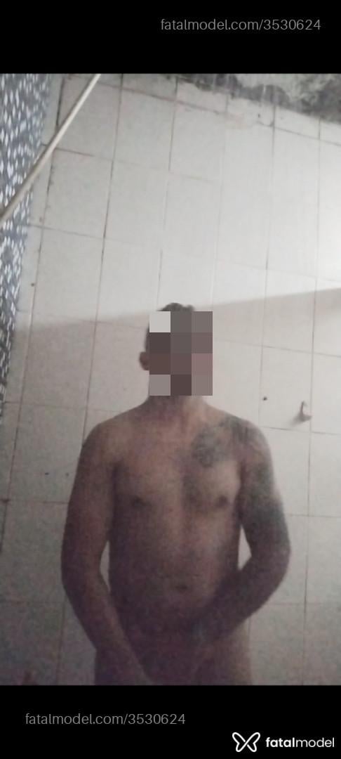 Acompanhante homem com cabelo grisalho de olhos castanhos - Bebeinterra