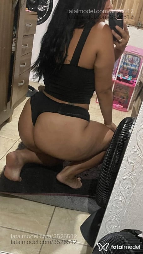 Acompanhante mulher morena (o) de olhos castanhos - Thataa