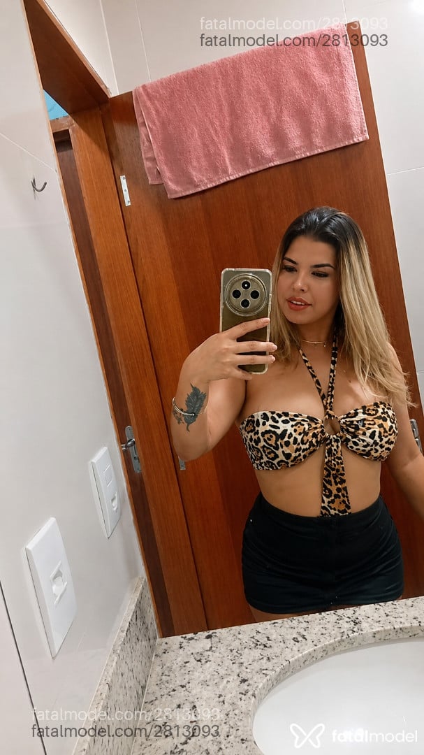 Acompanhante mulher loira (o) de olhos castanhos - Stefanny