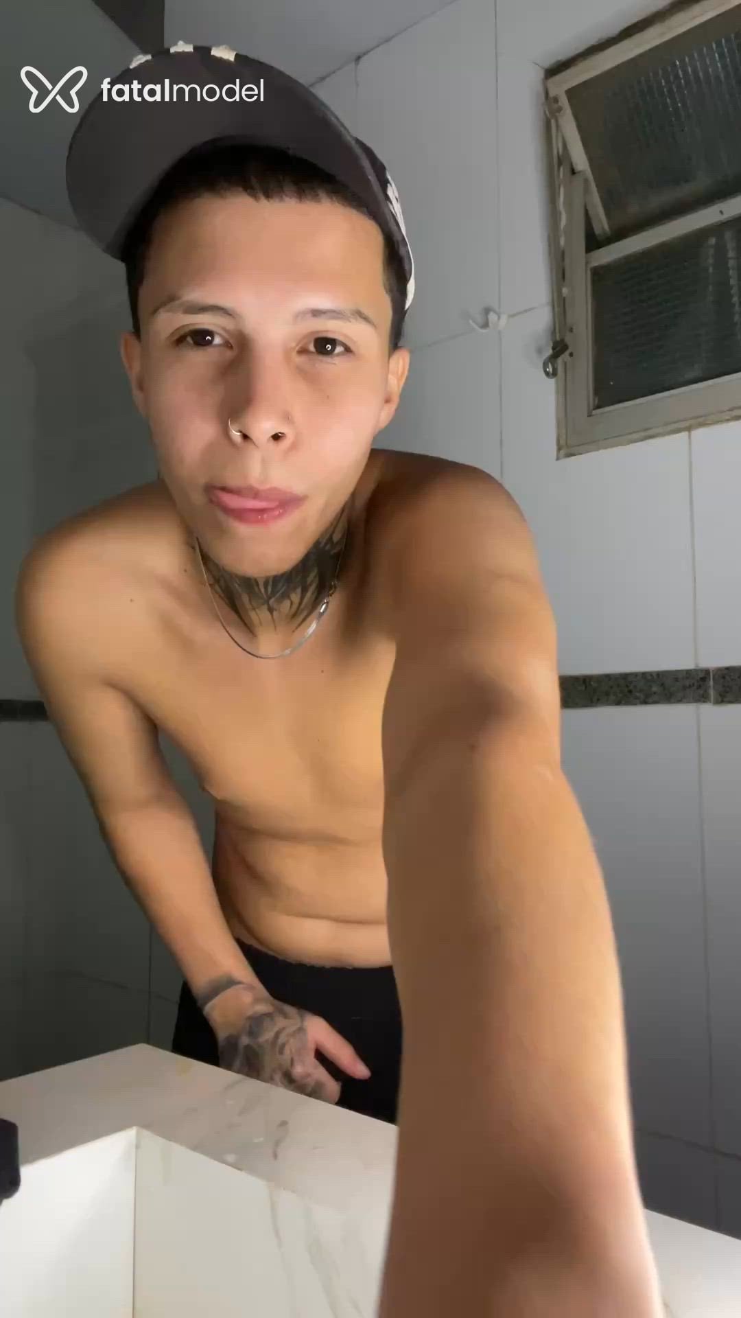 Acompanhante homem morena (o) de olhos pretos - Costah Acompanhante homem morena (o) de olhos pretos - Costah