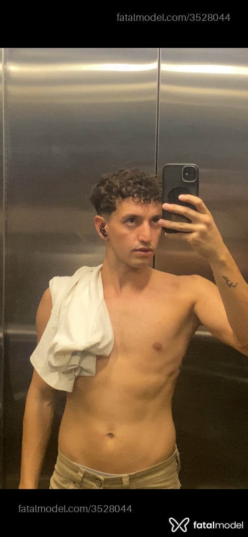 Acompanhante homem com cabelo castanho de olhos castanhos - Pietro