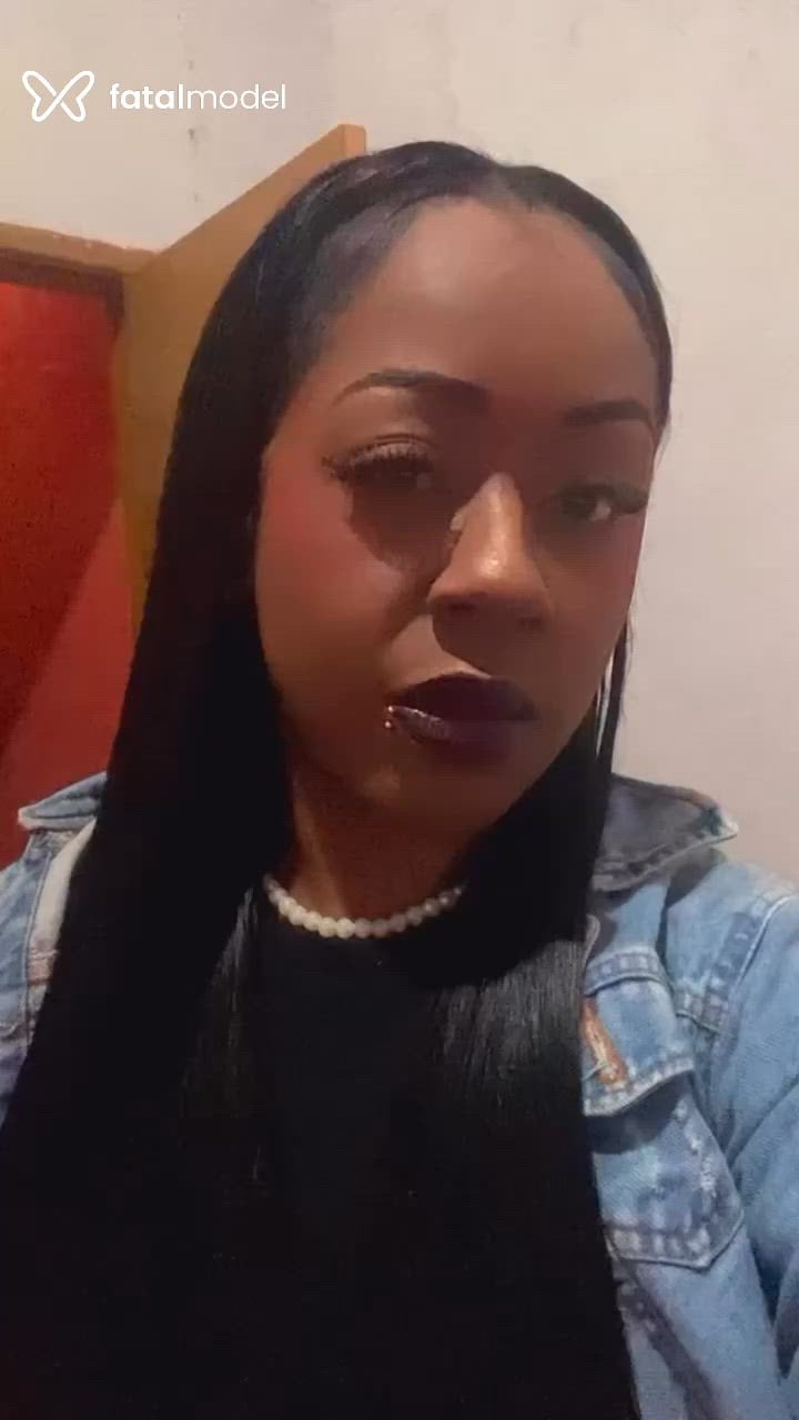 Acompanhante mulher morena (o) de olhos verdes - Lua
