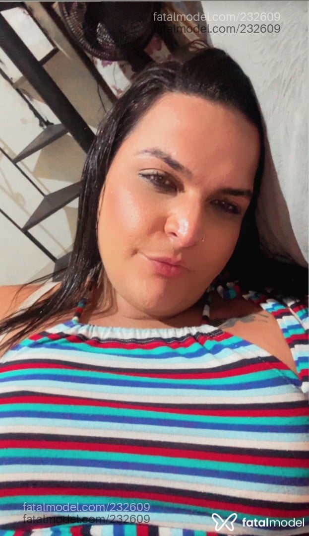 Acompanhante mulher trans com cabelo castanho de olhos castanhos - Mell Oliveira