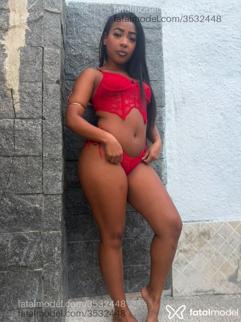Acompanhante mulher morena (o) de olhos castanhos - Ray Pacheco