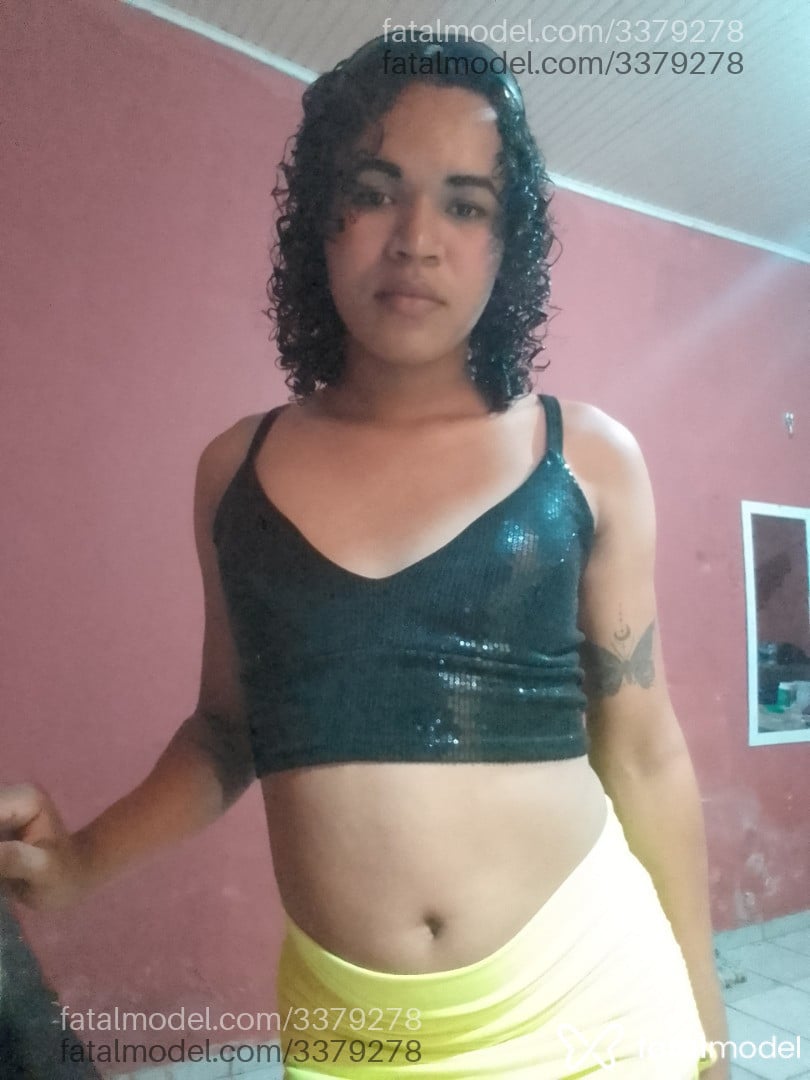 Acompanhante mulher trans com cabelo castanho de olhos pretos - Mirela
