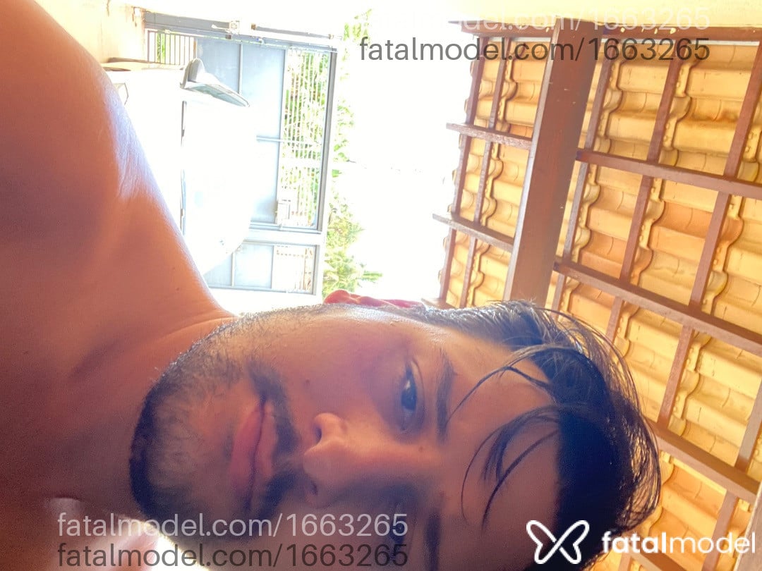 Acompanhante homem com cabelo castanho de olhos mel - Dinho