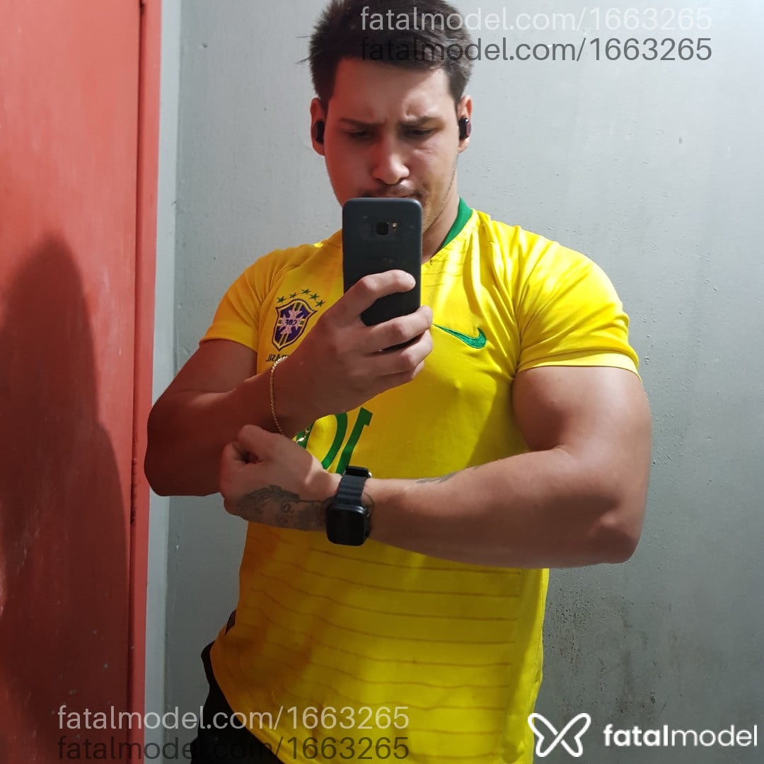 Acompanhante homem com cabelo castanho de olhos mel - Dinho Acompanhante homem com cabelo castanho de olhos mel - Dinho