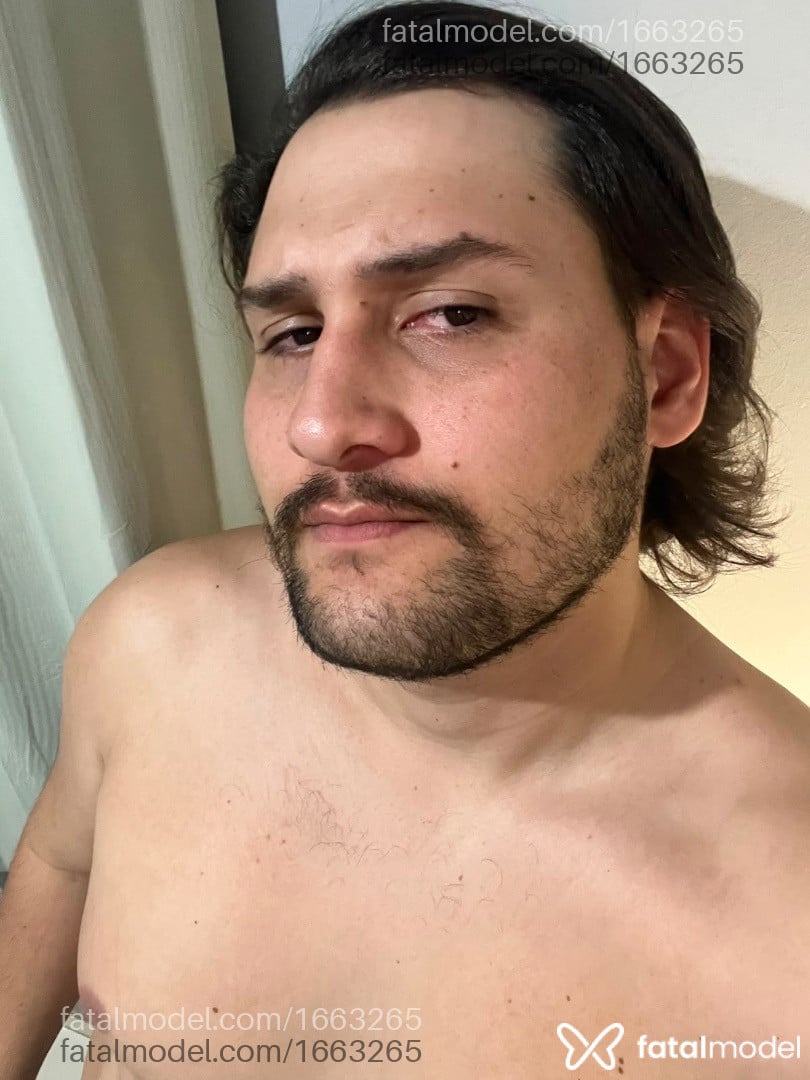 Acompanhante homem com cabelo castanho de olhos mel - Dinho