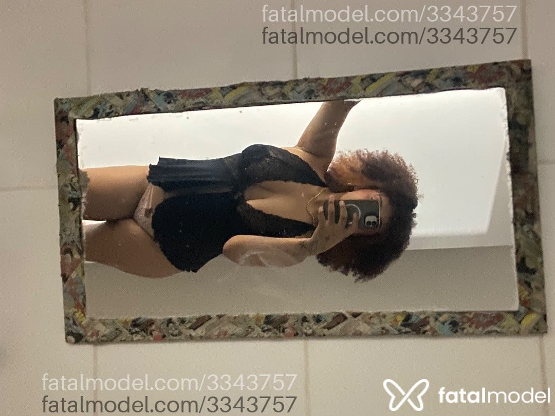 Acompanhante mulher com cabelo castanho de olhos castanhos - Maya