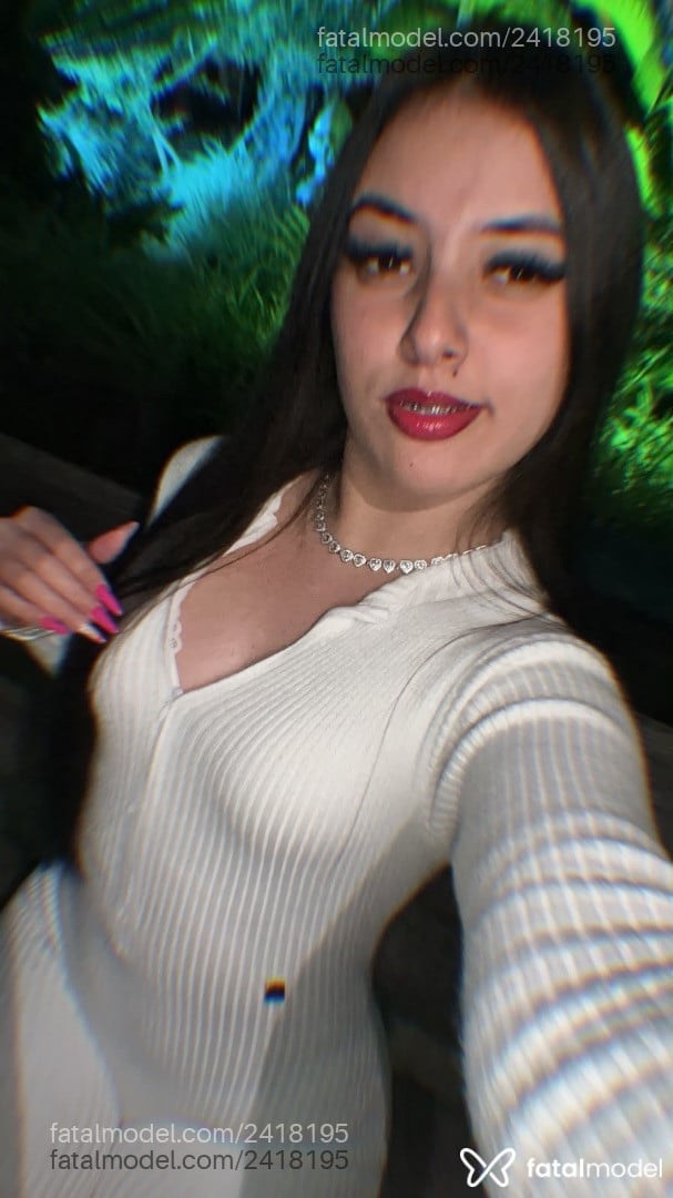 Acompanhante mulher com cabelo castanho de olhos castanhos - Larissa