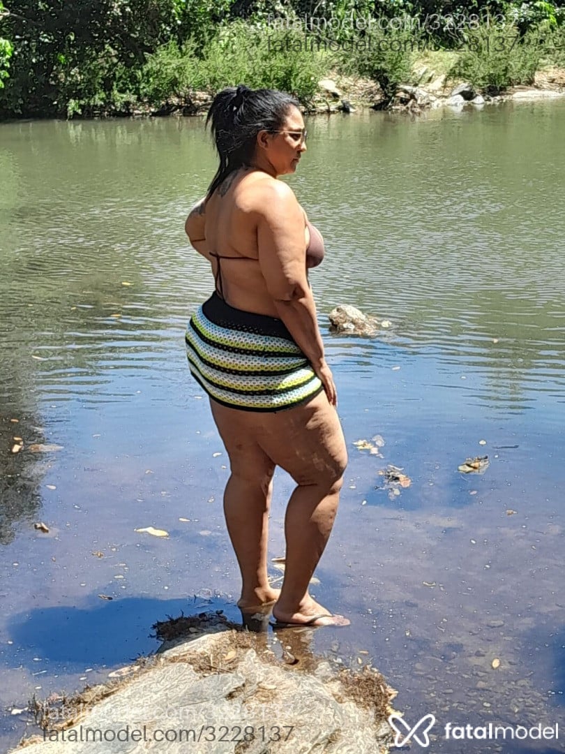 Acompanhante mulher morena (o) de olhos pretos - Carla