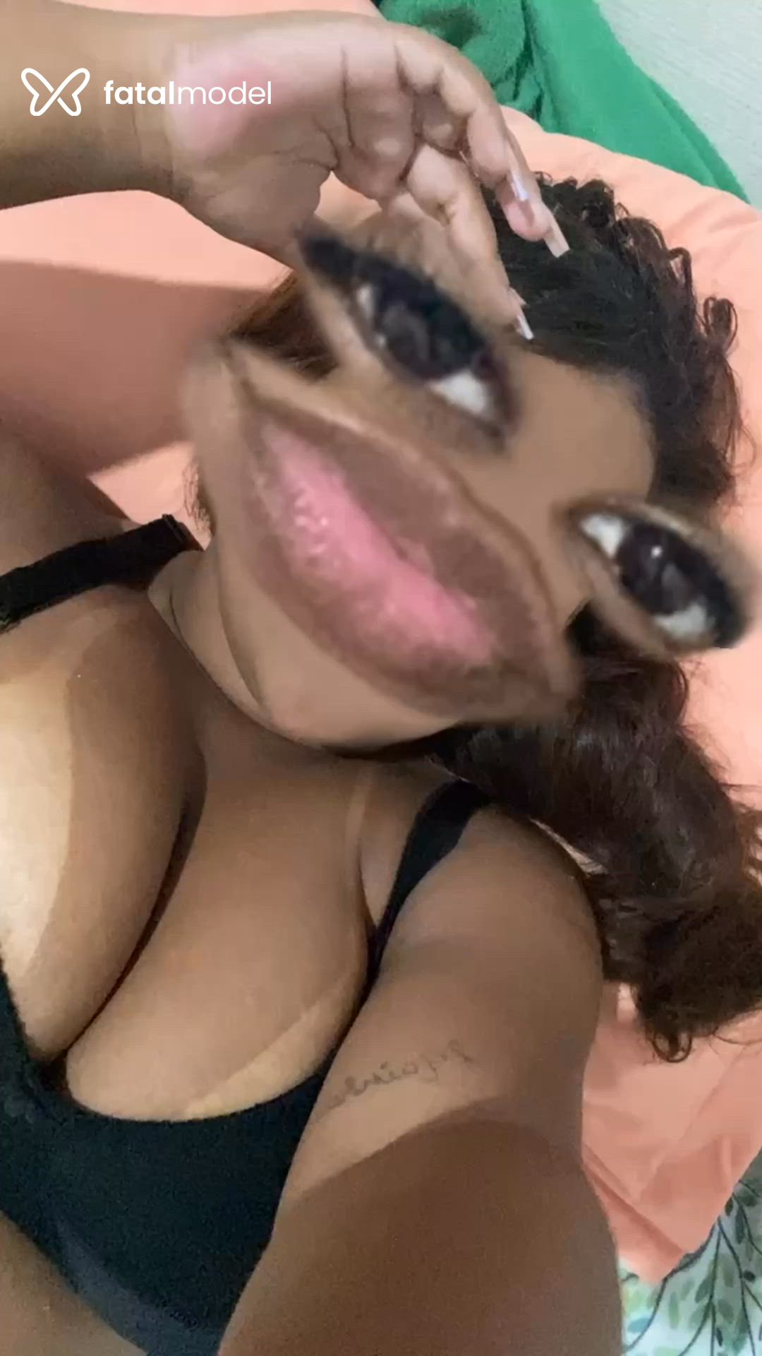 Acompanhante mulher com cabelo castanho de olhos castanhos - Júlia