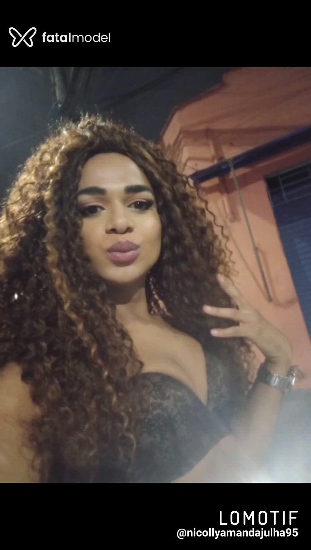 Acompanhante mulher trans loira (o) de olhos castanhos - Majú