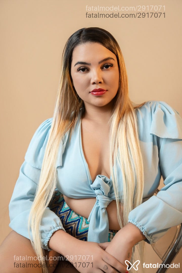 Acompanhante mulher loira (o) de olhos pretos - Michelly Moreira