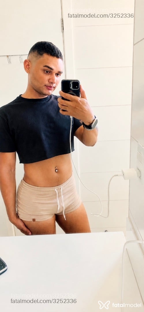 Acompanhante homem trans com cabelo castanho de olhos castanhos - Imola