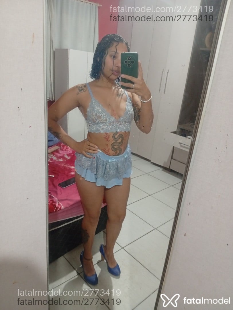 Acompanhante mulher com cabelo colorido de olhos castanhos - Pesseguinha