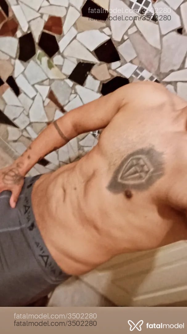 Acompanhante homem morena (o) de olhos pretos - Misterioso