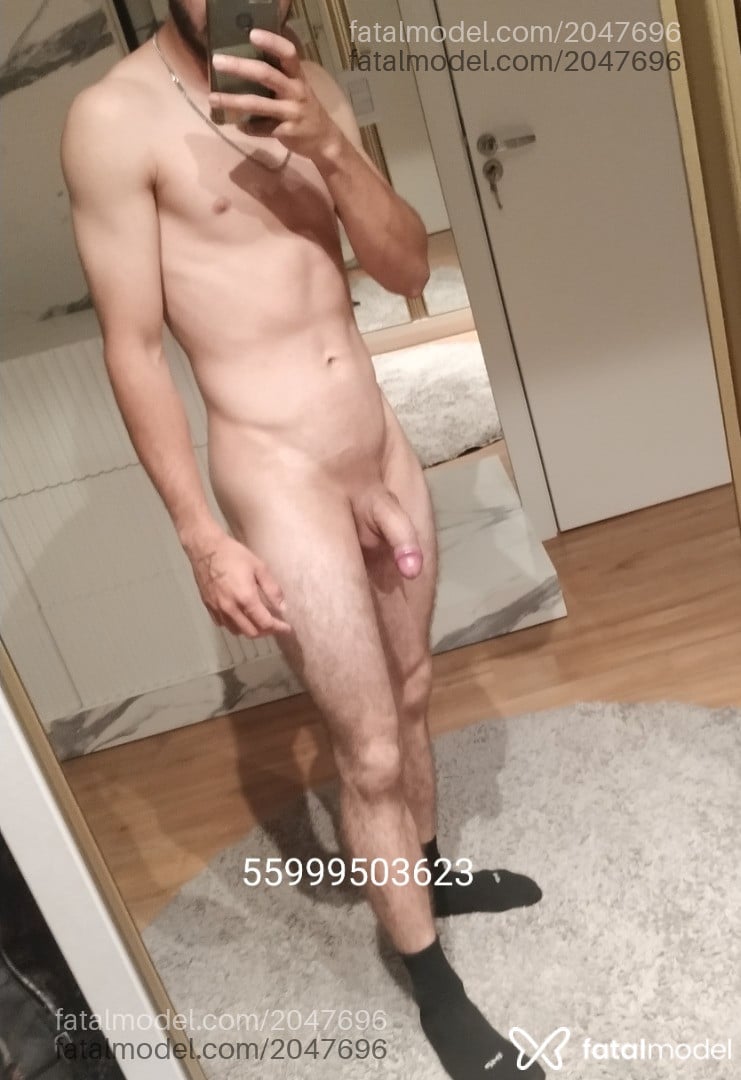Acompanhante homem com cabelo castanho de olhos mel - Cannabinoide