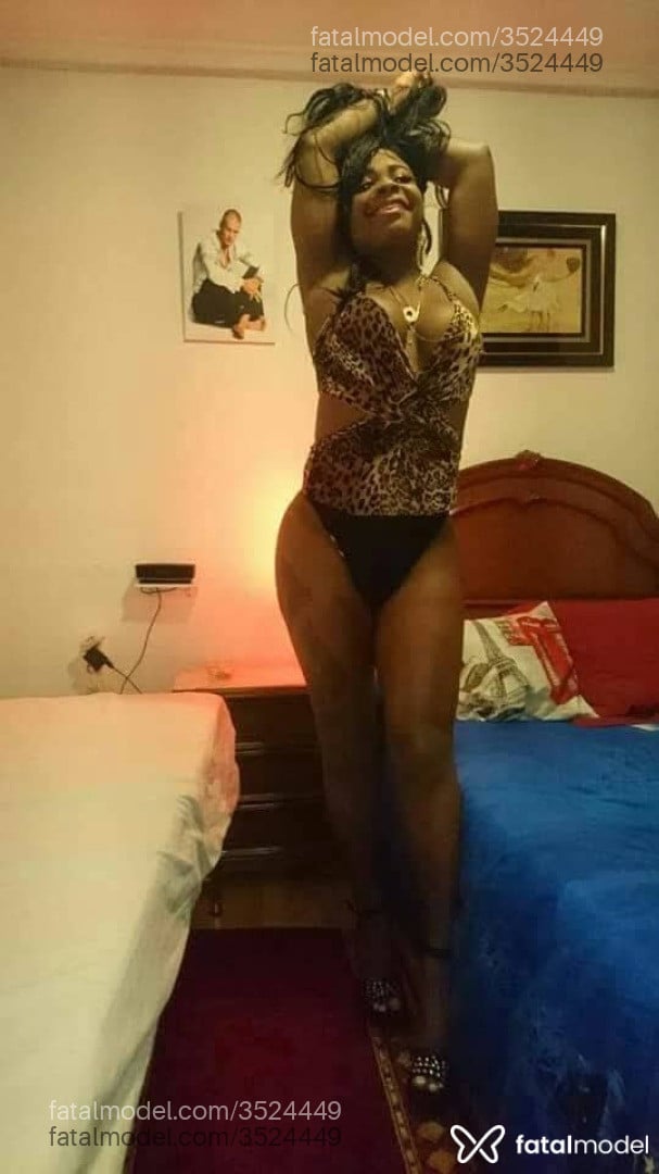 Acompanhante mulher trans morena (o) de olhos pretos - Joyce