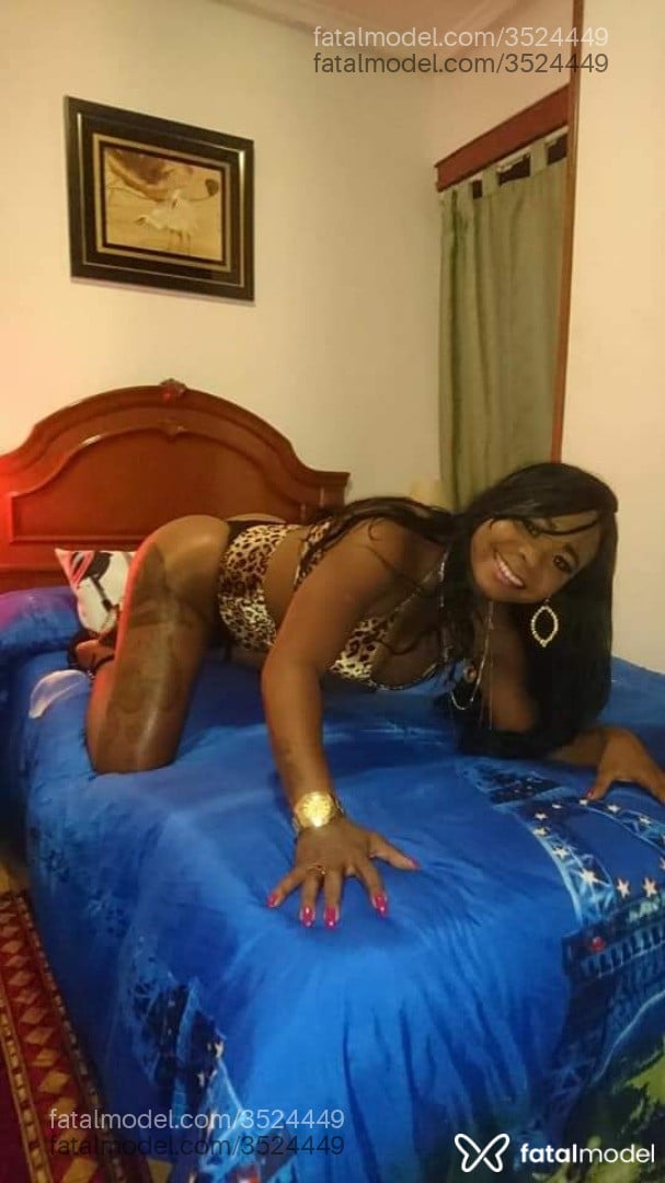 Acompanhante mulher trans morena (o) de olhos pretos - Joyce