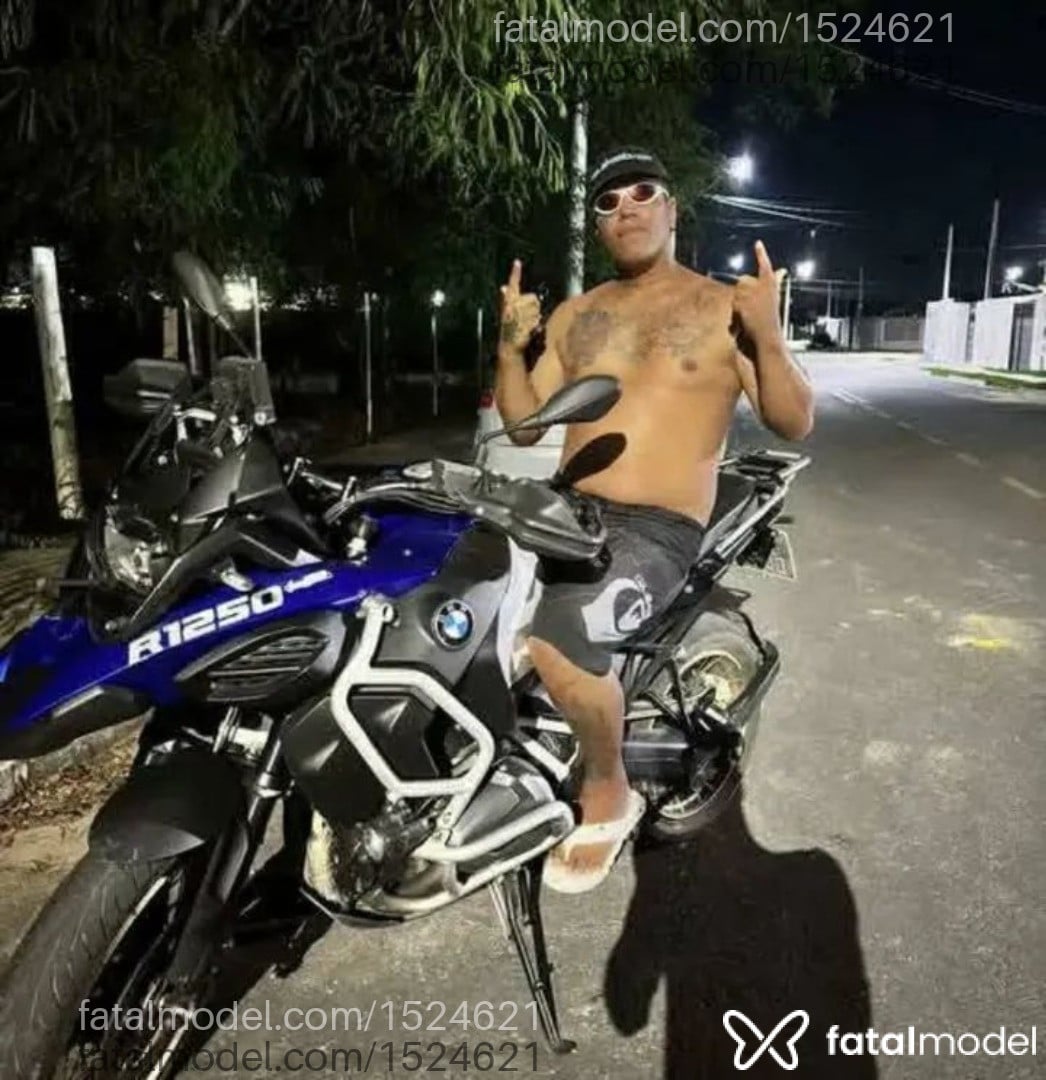 Acompanhante homem com cabelo castanho de olhos castanhos - João