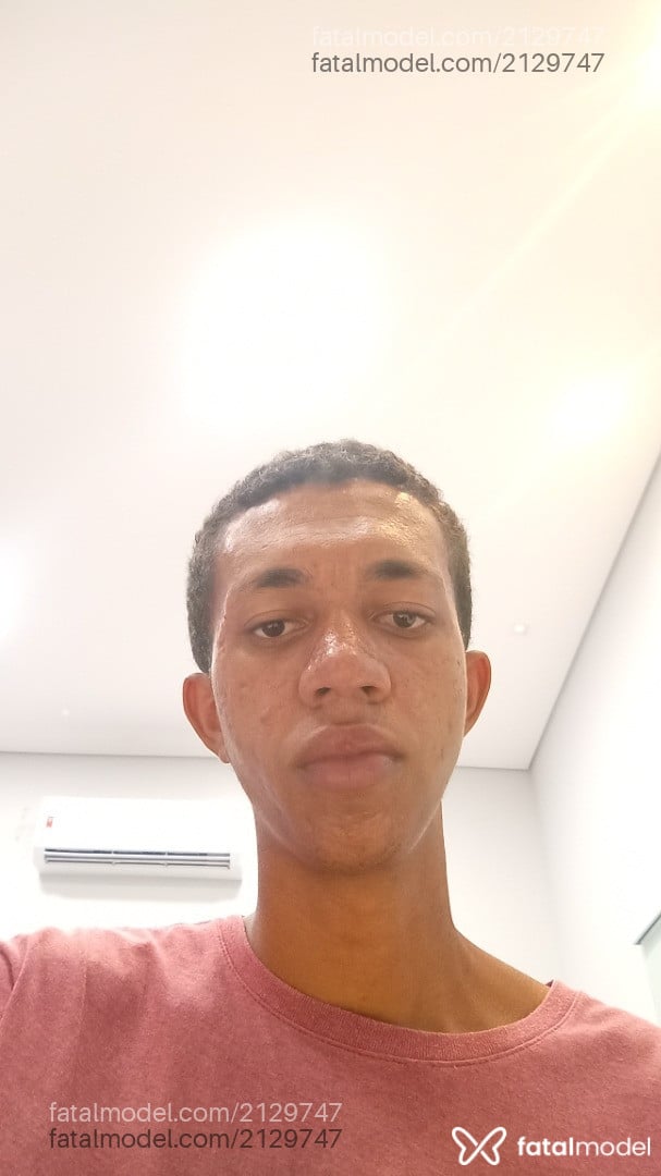 Acompanhante homem morena (o) de olhos castanhos - Vitão