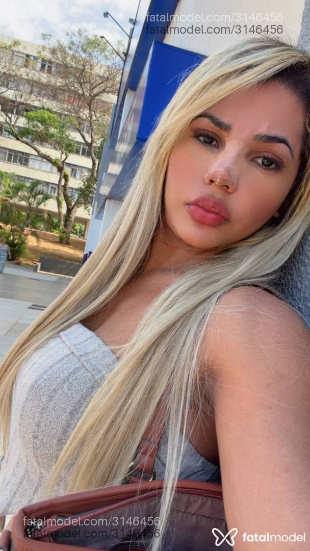 Acompanhante mulher trans loira (o) de olhos castanhos - Mell Marinho