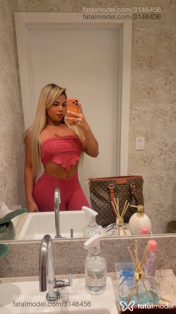 Acompanhante mulher trans loira (o) de olhos castanhos - Mell Marinho