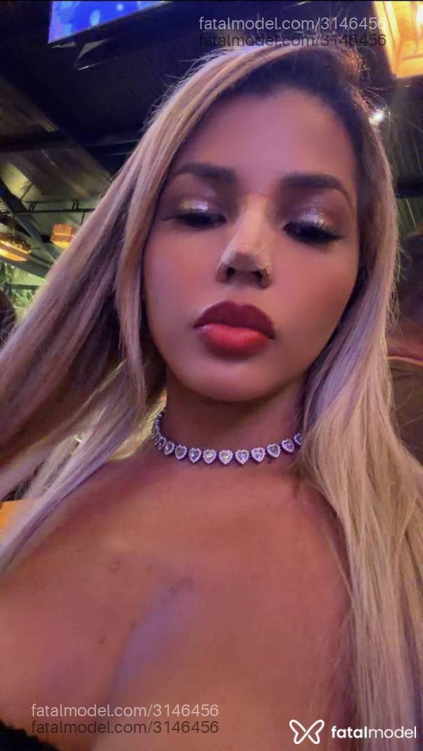 Acompanhante mulher trans loira (o) de olhos castanhos - Mell Marinho