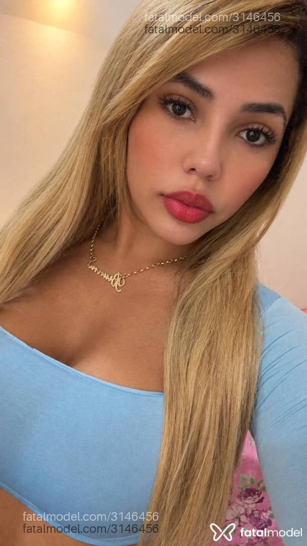 Acompanhante mulher trans loira (o) de olhos castanhos - Mell Marinho