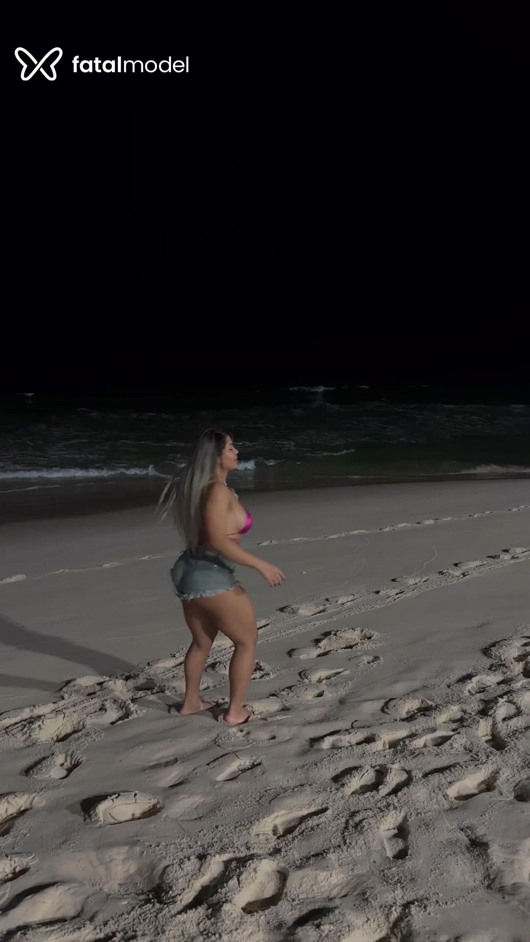 Acompanhante mulher trans loira (o) de olhos castanhos - Mell Marinho