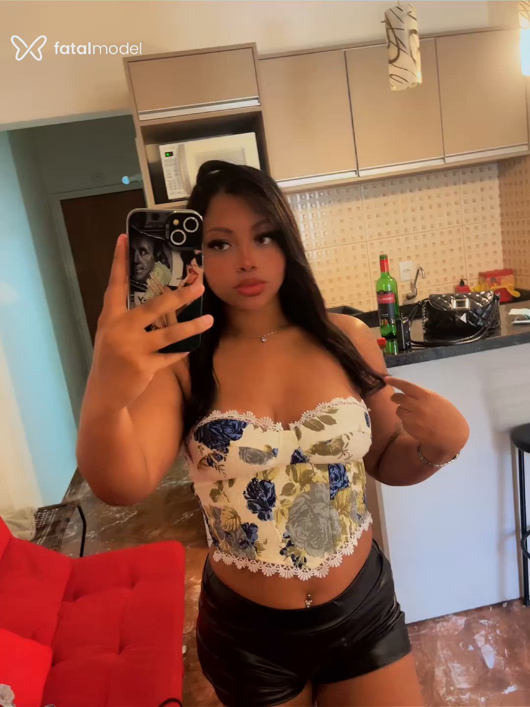 Acompanhante mulher morena (o) de olhos mel - Yara Bianca