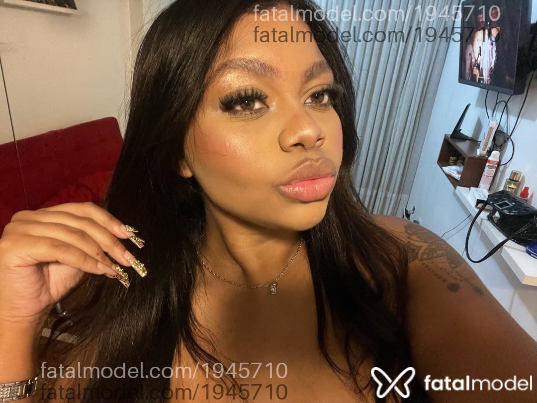 Acompanhante mulher morena (o) de olhos mel - Yara Bianca Acompanhante mulher morena (o) de olhos mel - Yara Bianca