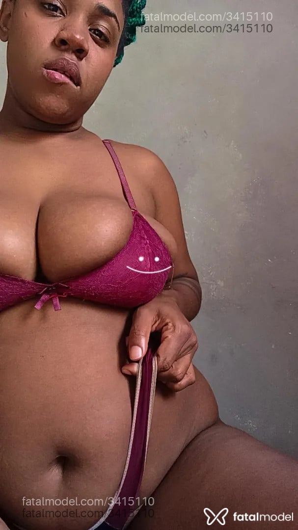 Acompanhante mulher morena (o) de olhos castanhos - Bomboom