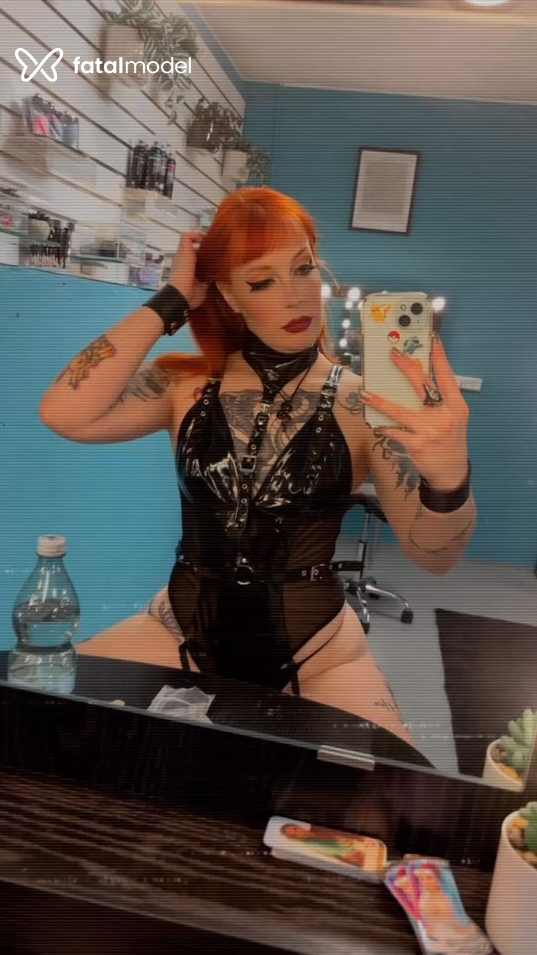 Acompanhante mulher ruiva (o) de olhos verdes - Mel Fire