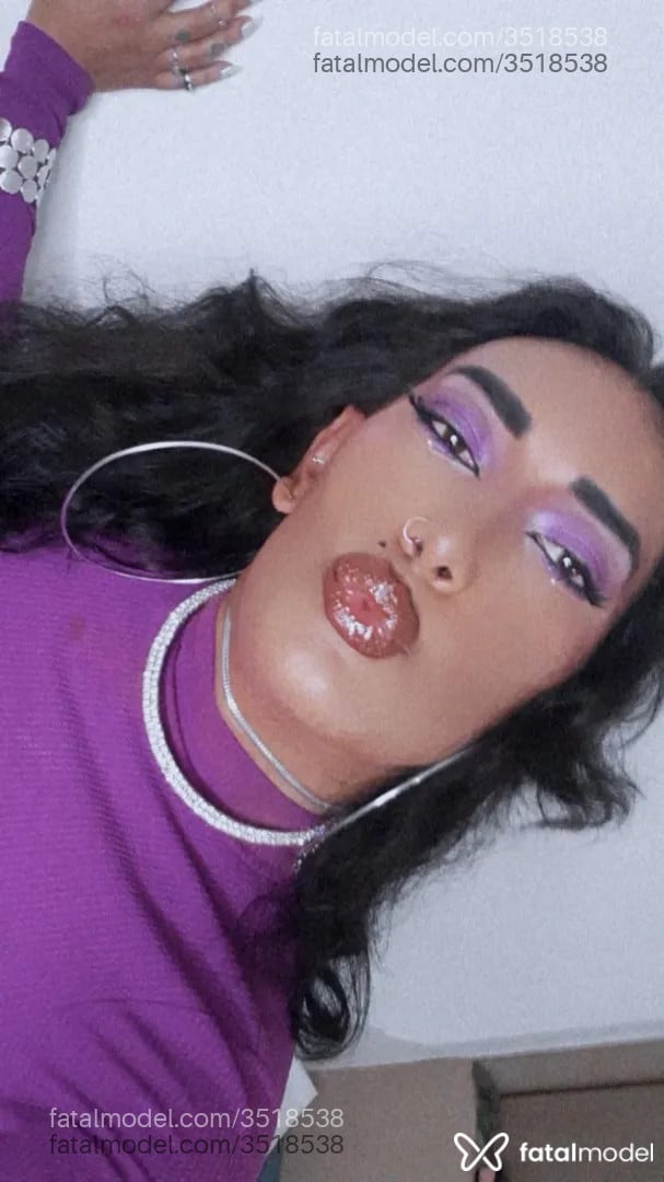 Acompanhante mulher trans morena (o) de olhos castanhos - Mirella Martins