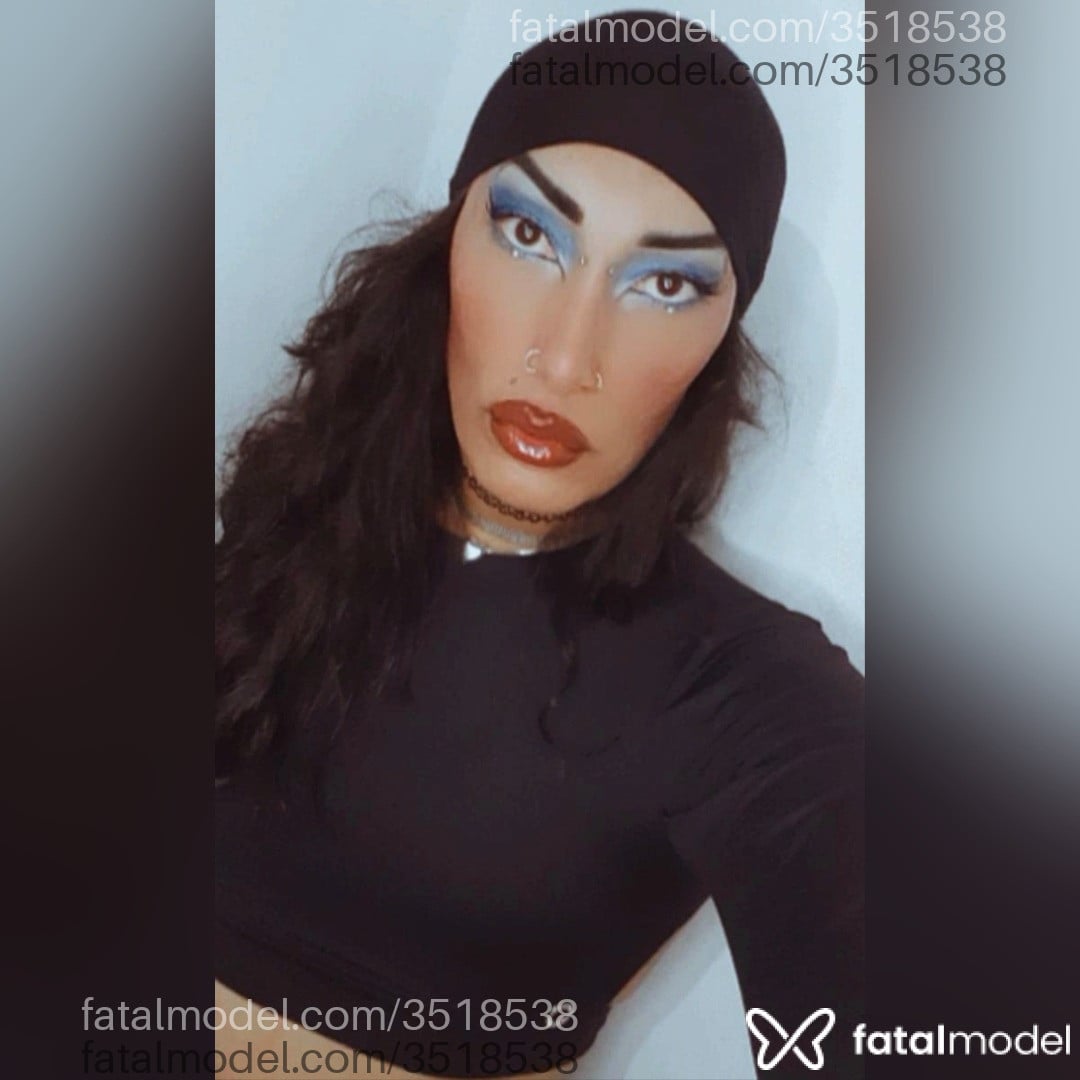 Acompanhante mulher trans com cabelo castanho de olhos castanhos - Mirella Martins