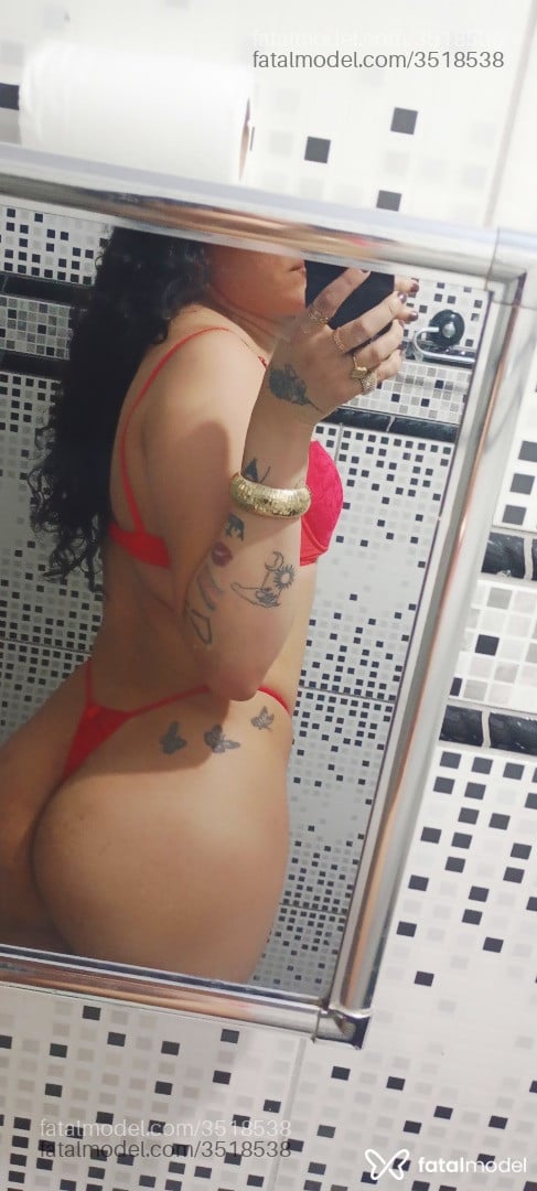 Acompanhante mulher trans com cabelo castanho de olhos castanhos - Mirella Martins